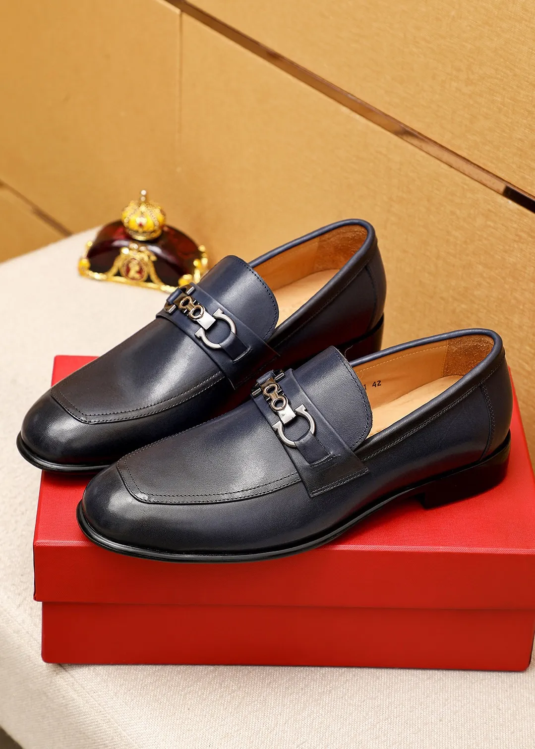 Men's shoes 💰462 💐 Product trademark: Ferragamo "Ferragamo" casual leather shoes Regular size: 38-44 (45.46.47🉑️Customized) Product materials: Selected imported calfskin upper + classic hardware buckle, imported water-dyed cow leather lining. Strong three-dimensional visual effect, original outsole color: 1⃣️color optional